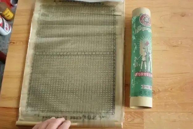 儿子学农，学校的手册封面都用了彩色印刷，感叹时代的进步。突然想到当年上学时试卷什