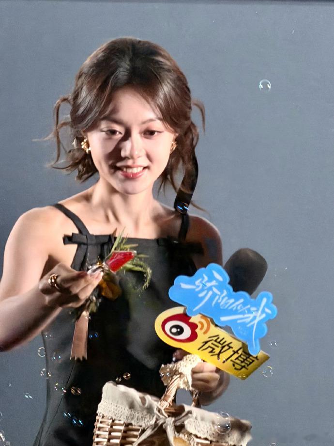 赵今麦很现偶的女主进场赵今麦吊带黑裙明媚感 赵今麦很现偶的女主进场，赵今麦吊带黑