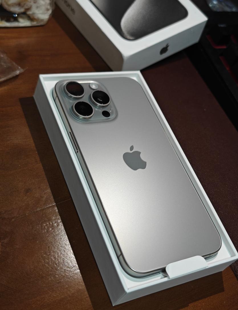 [捂脸]真的是谁买谁后悔啊......
苹果今年是真不讲武德，iPhone15 