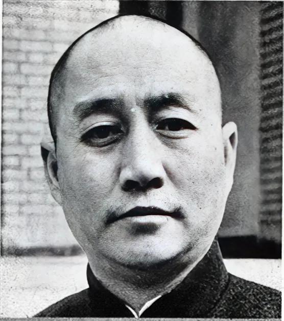 陈群是汪伪内政部长，刚入南京，见满街的流浪狗，以及散落的书籍。他开始布置收藏，前