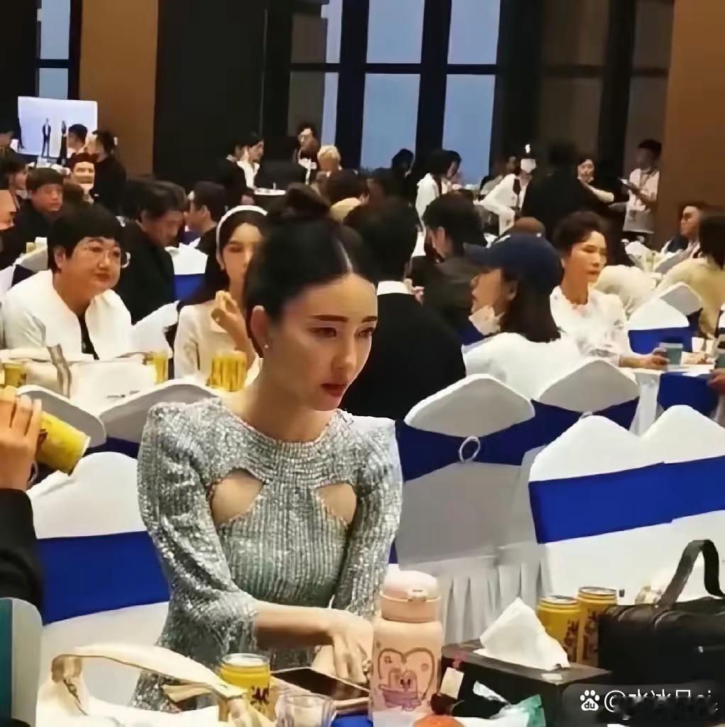 王丽坤你糊涂啊，这样的衣服适合周冬雨，不适合你。 ​​​