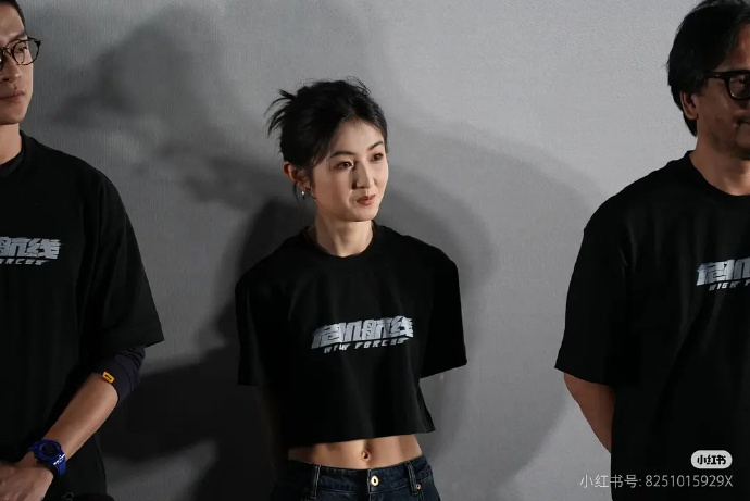 张子枫的身材变化好大，现在看起来更加健康和匀称了。 