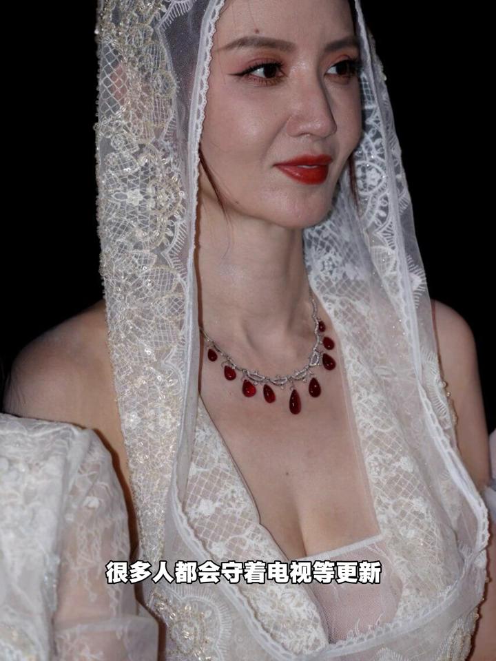 内娱御姐界的颜值天花板，曾经因为神话里的小月喜欢上了张萌。记得那时候剧集热播的日