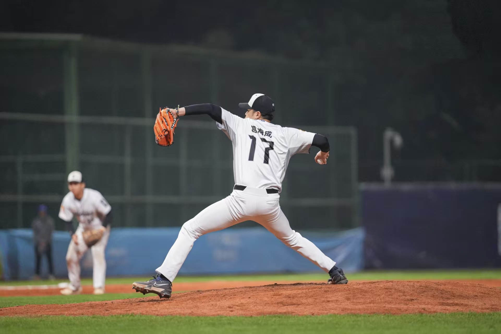 龙袜大战为何是CPB顶级看点？数据告诉你：常规赛5次交锋，分差均在3分以内，两场