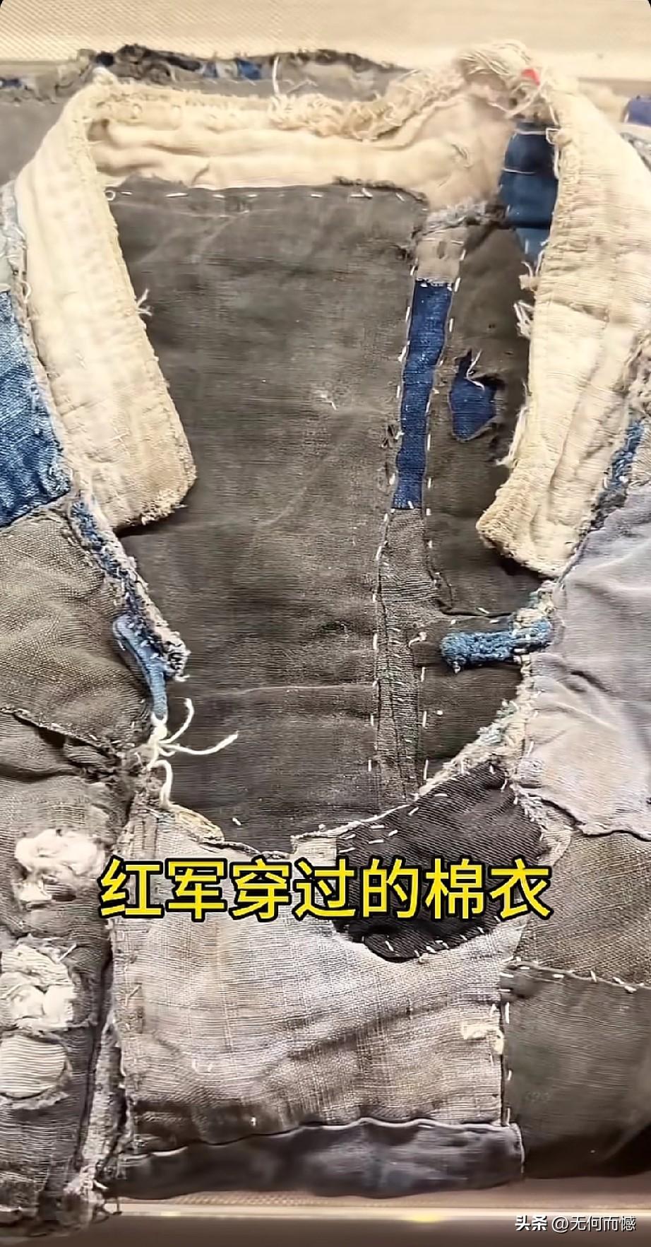 这些破旧不堪的衣服，是红军长征时期战士们穿过的御寒棉衣，现收藏于中国人民革命军事