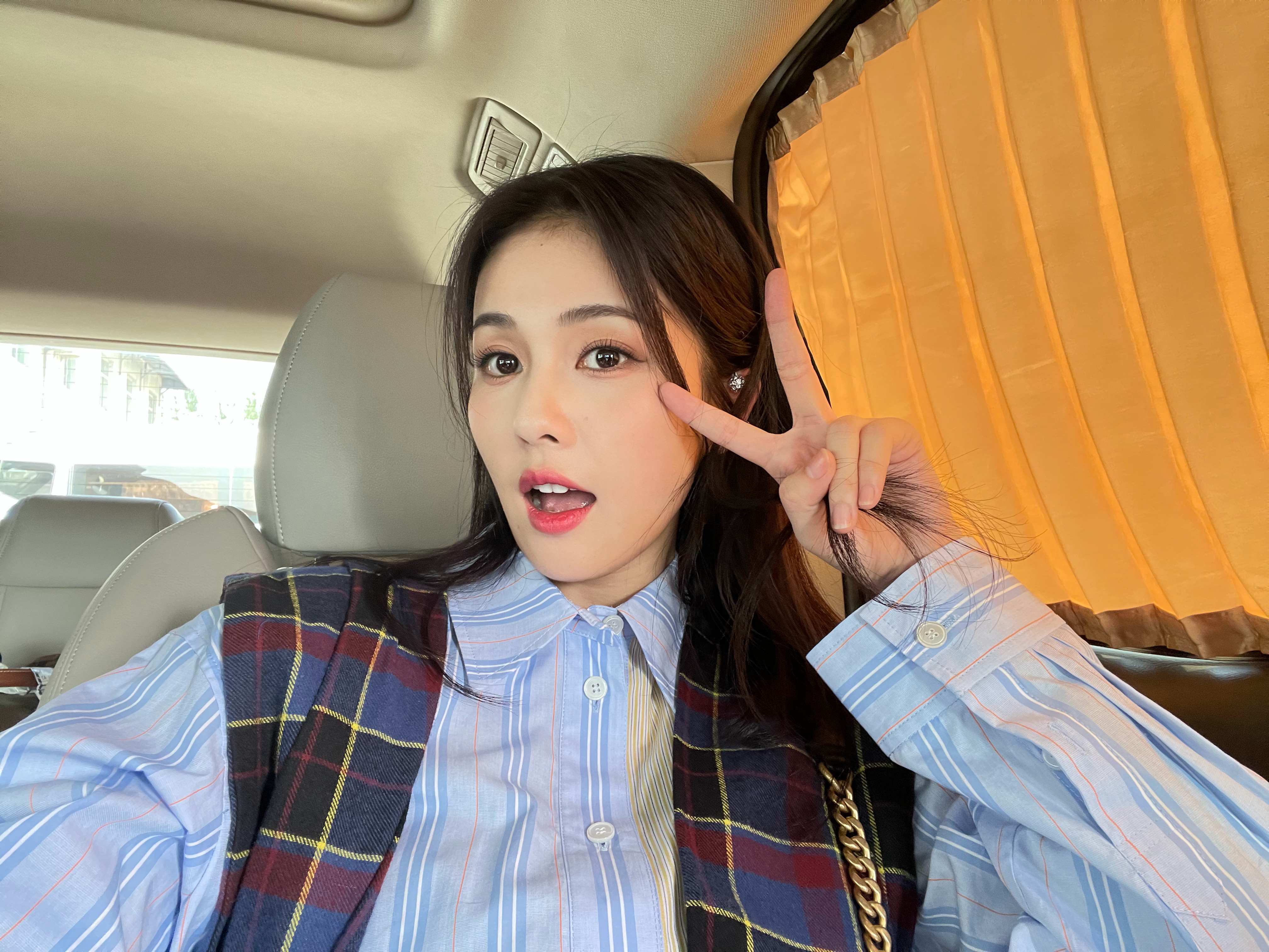人家是见一面如隔三秋  我是 看不到晕呐 如隔千年看不到你我就去扒你以前的假装我