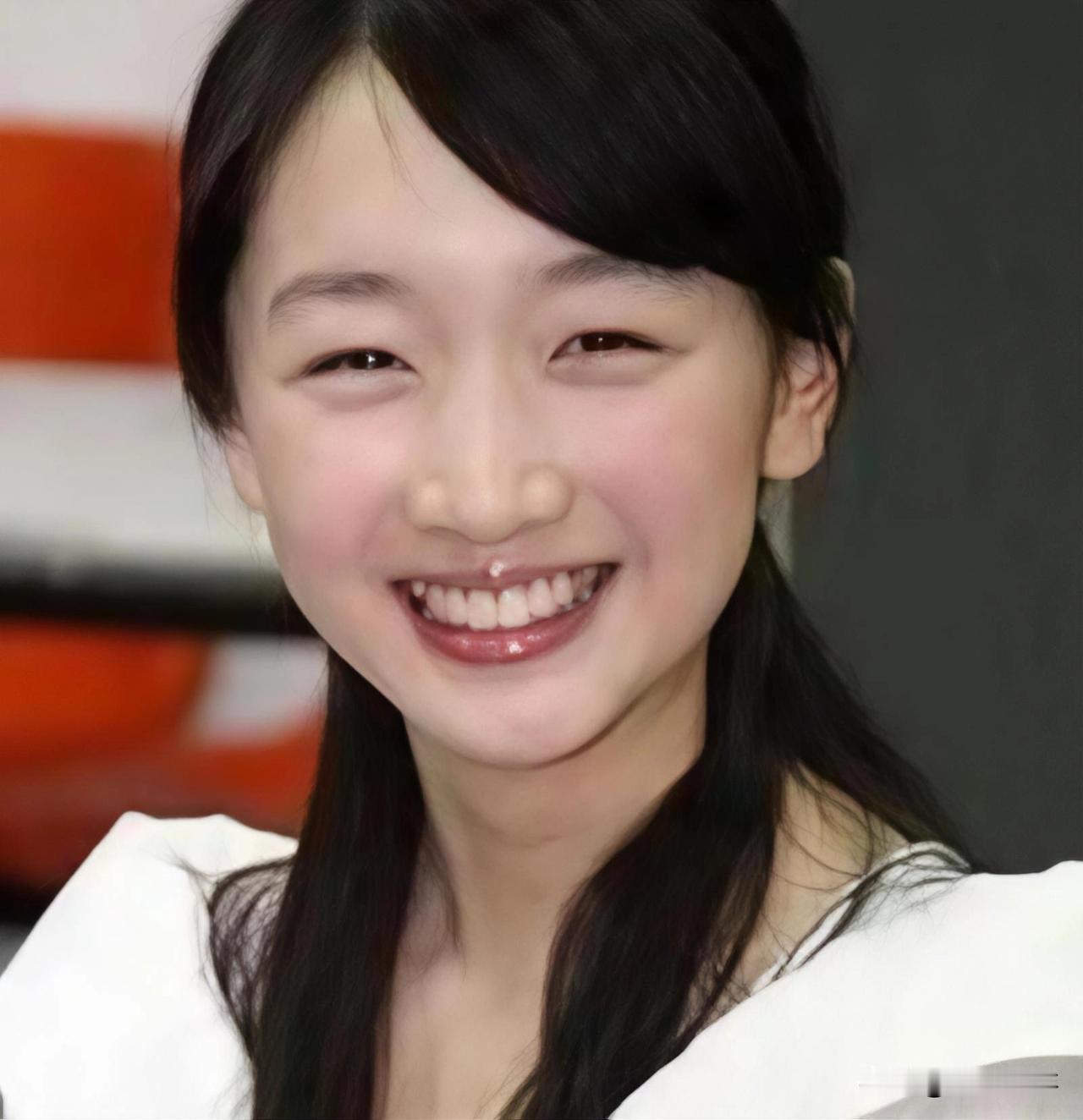 她被称为最清纯的“谋女郎”，凭借《山楂树之恋》红遍大江南北。先后斩获金马、金鸡、