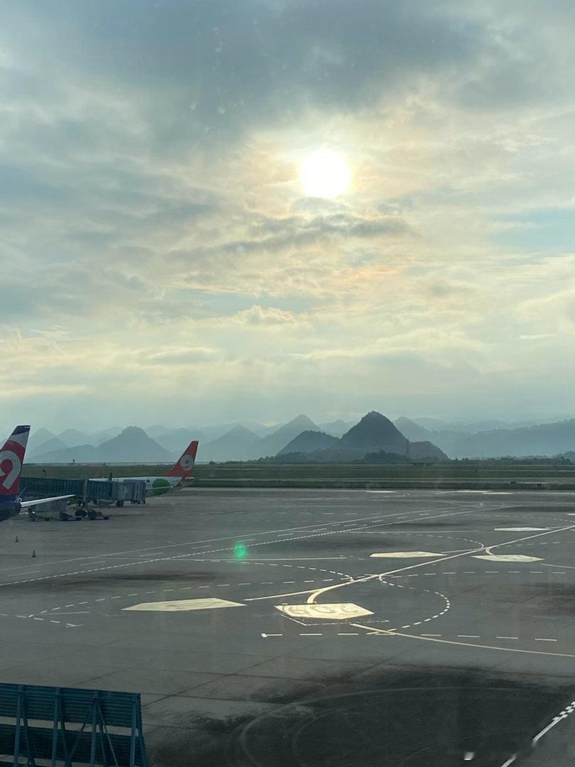 贵阳机场拍到的千里江山图