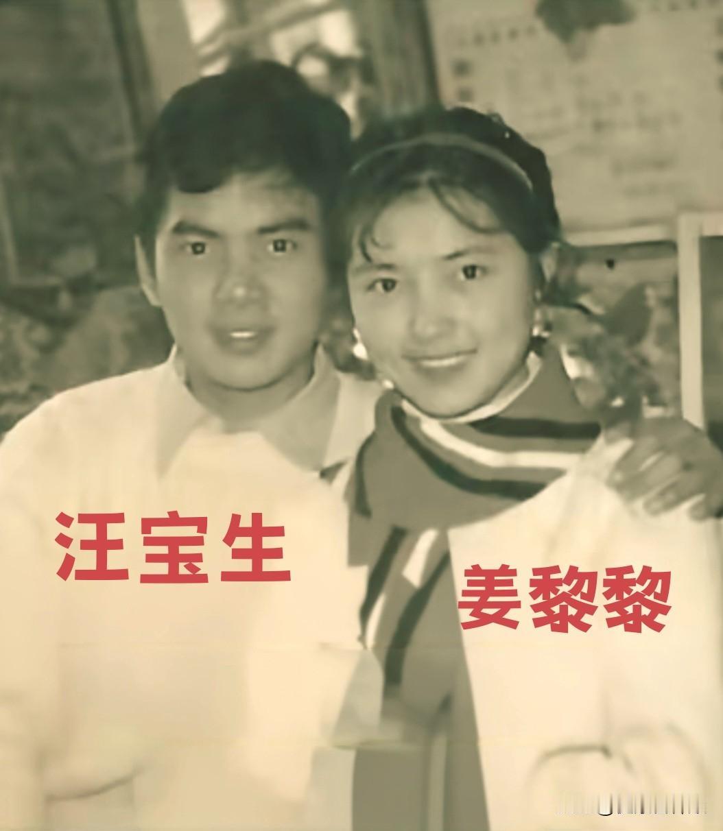 一边是早年的黑白印记，一边是1981年的明艳色彩，再到如今的运动活力。汪宝生与姜