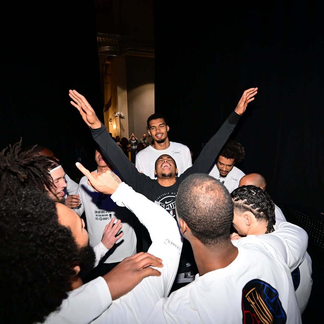 NBA官方公布最新一期球队实力榜排名，马刺上升至第6（上期第9），完整排名如下：