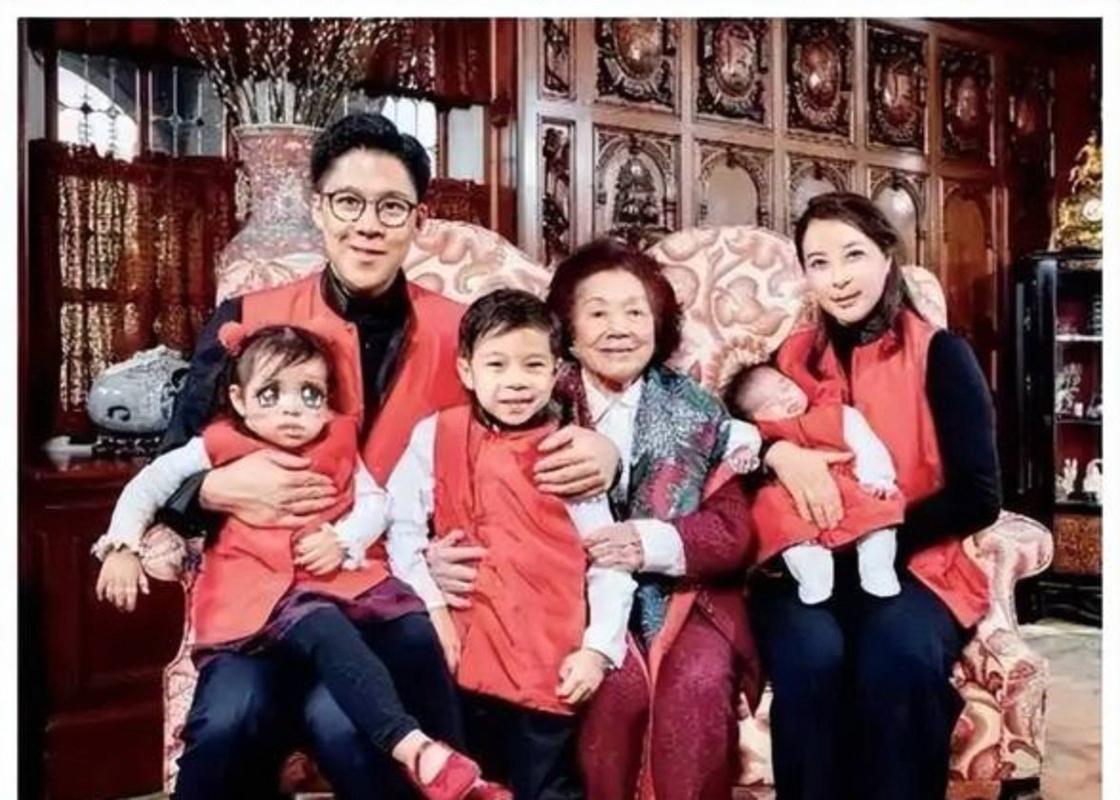 2013年，郭晶晶诞下长子霍中曦，90岁太奶奶吕燕妮在孙子霍启山搀扶下亲赴医院探