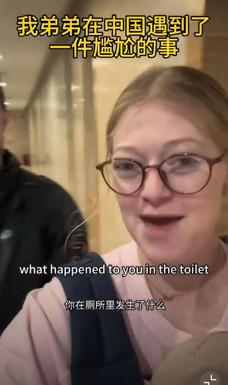 外国男游客在中国上厕所时遇到尴尬事，小便时一阿姨在他脚边拖地打扫卫生…这算什么？