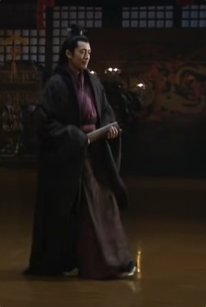 圈鹅这套也好好看。。。其实比经典草绿白花纹好看，但那套红黑的也好看，算了他这会儿