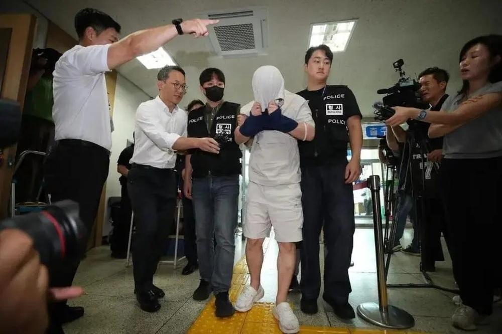 在韩中国留学生文文在庆山遇害。

韩国警方决定公开嫌犯个人信息。警方指控郑某犯有