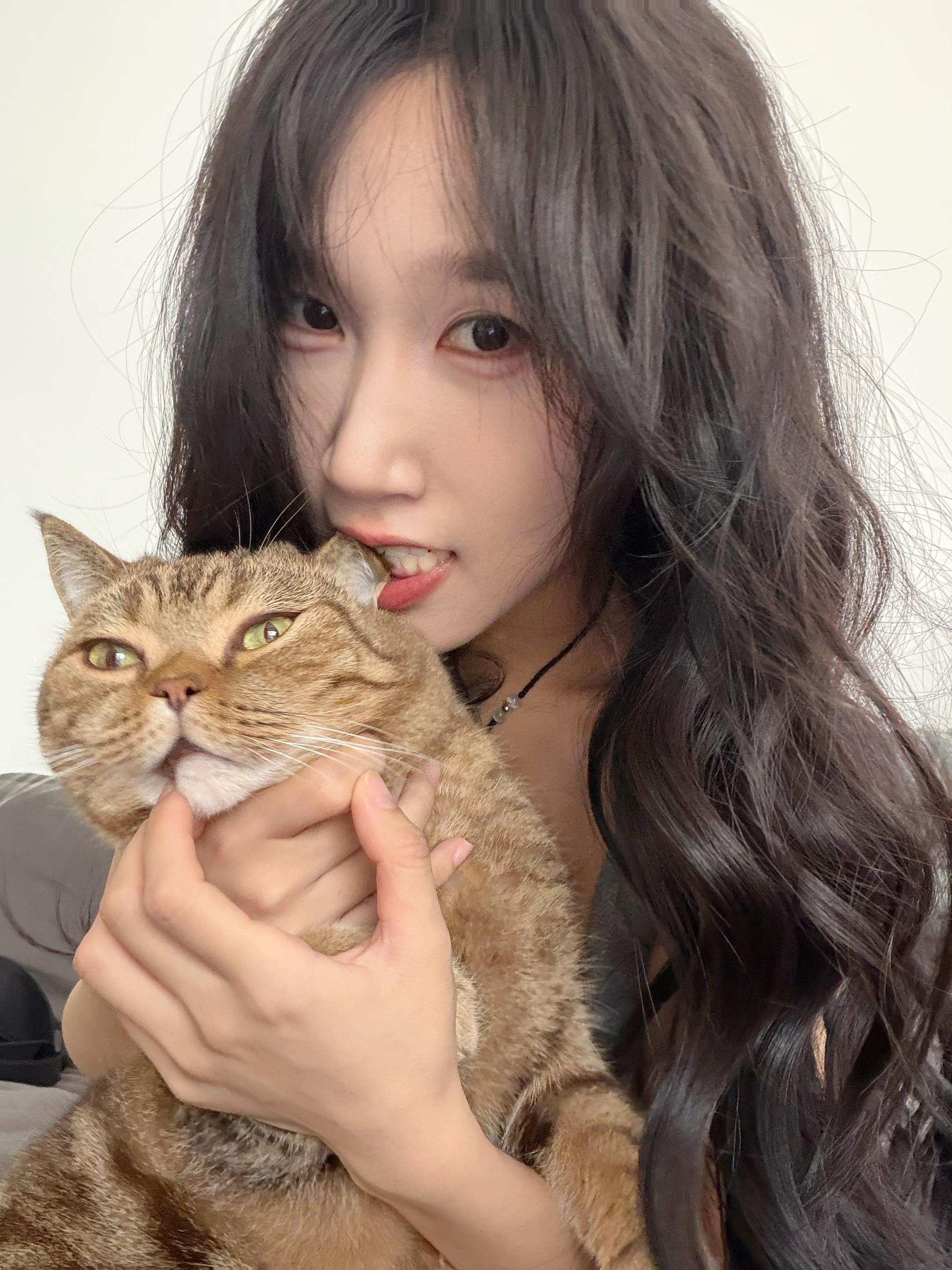 你在左边 我紧靠右🐈