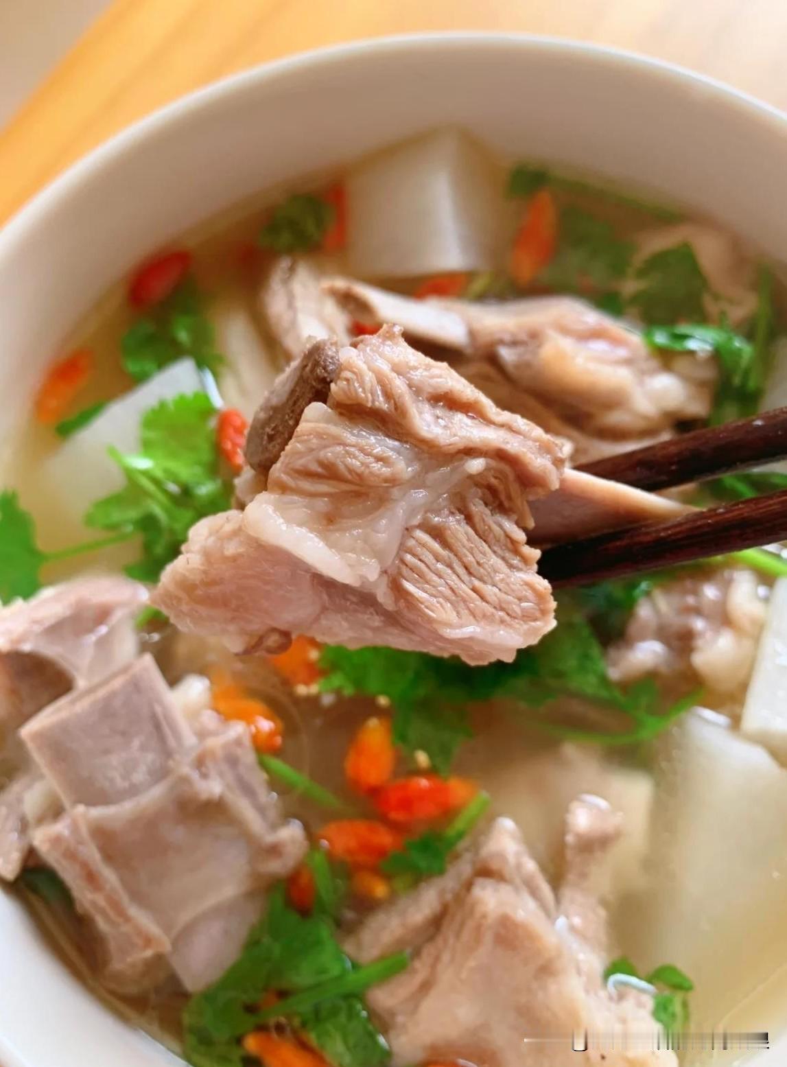 羊肉炖萝卜是一道经典的家常滋补菜品，以下是几种常见的做法：
 
清炖羊肉萝卜汤