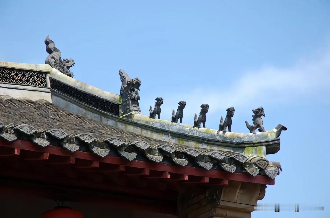 原来奶奶嘴里的“五脊六兽”，是屋顶上蹲了千年的显眼包


我小时候总被奶奶数落：
