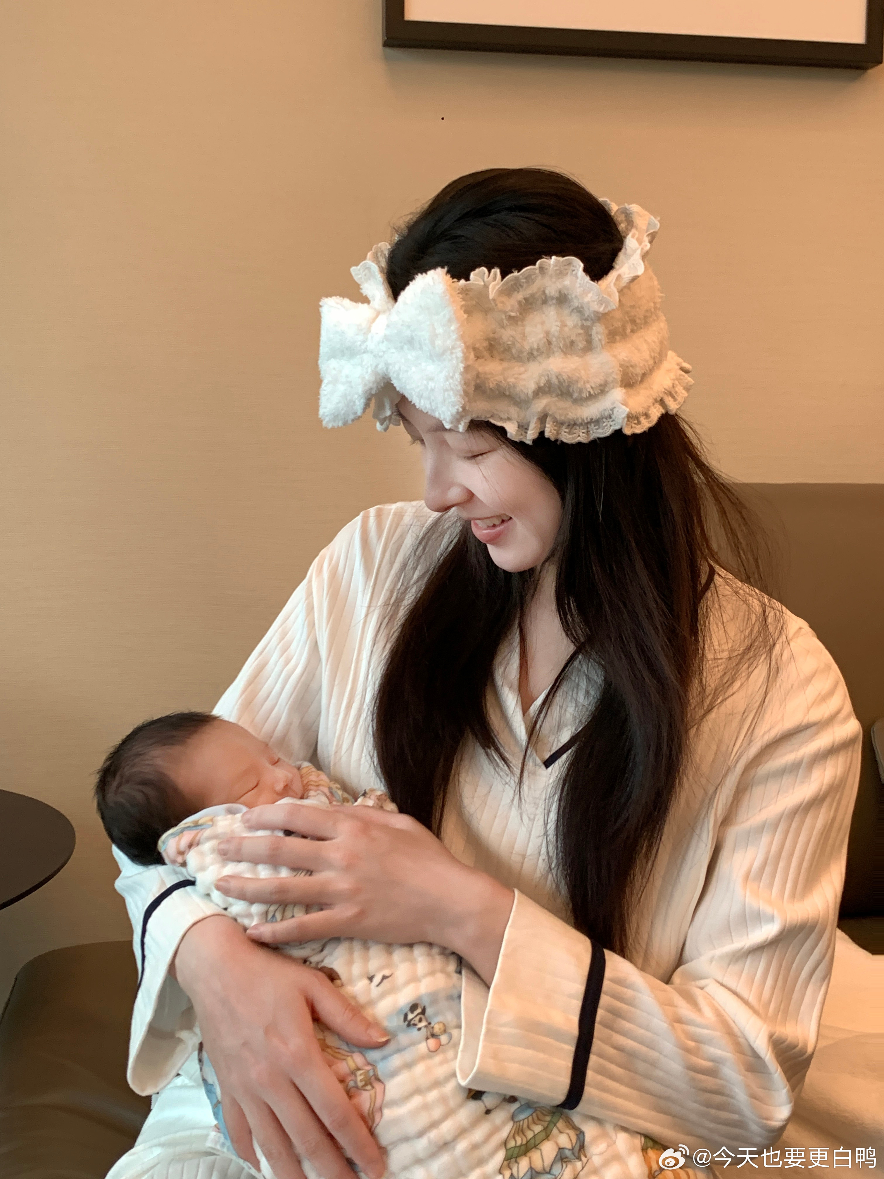 这好像是我第一次一本正经地抱开心果还有点手忙脚乱