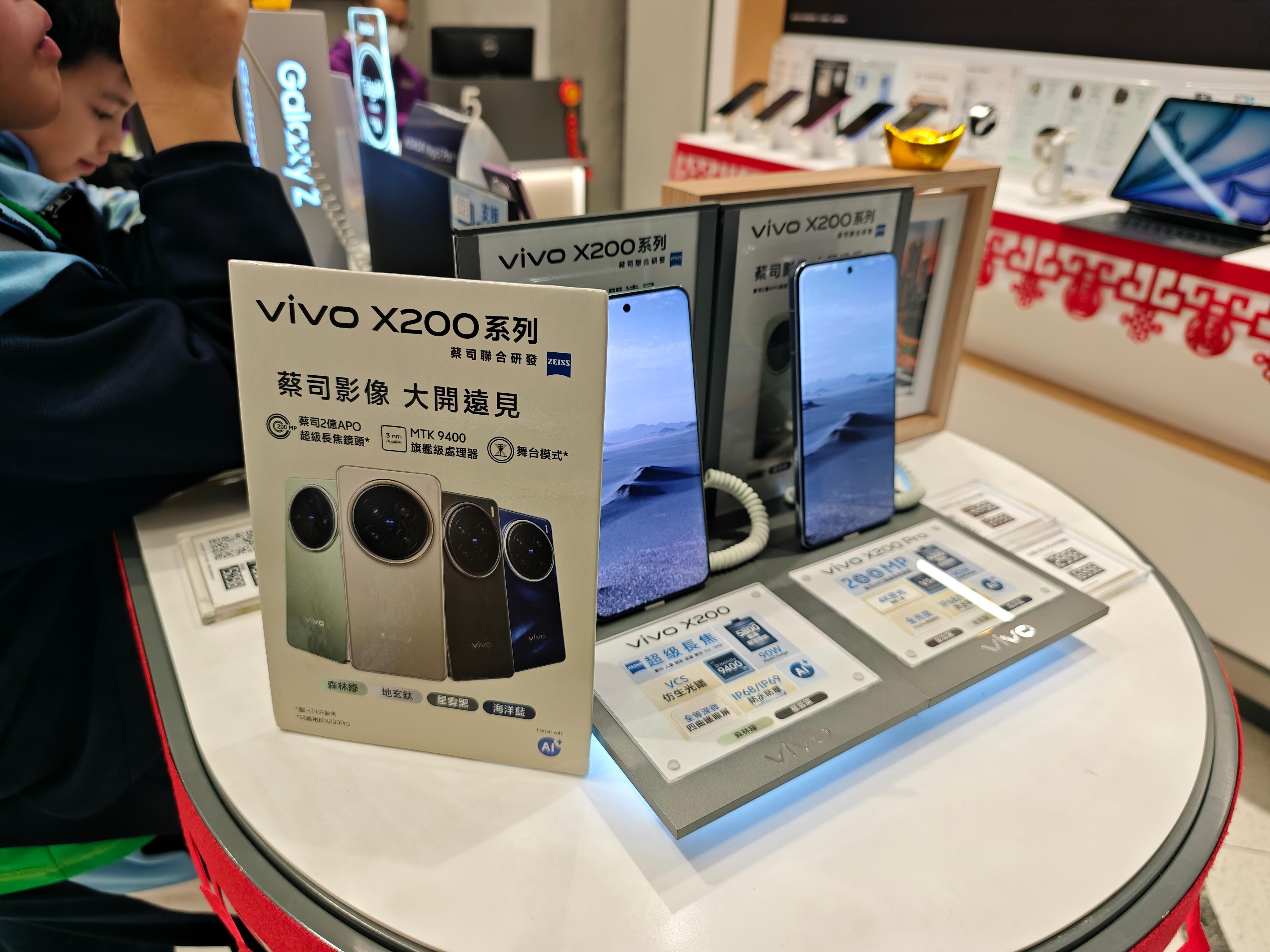路过一家「3」的手机店，里头有苹果、三星和vivo，和店员交谈了一会儿，他告诉我