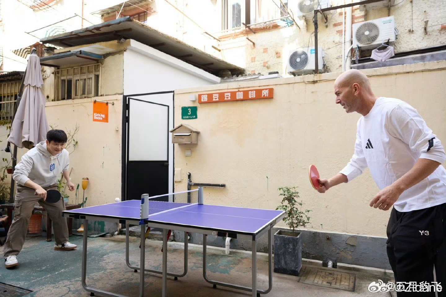 齐达内这个反手，打的有点樊振东的风范了体育真的是沟通的桥梁啊