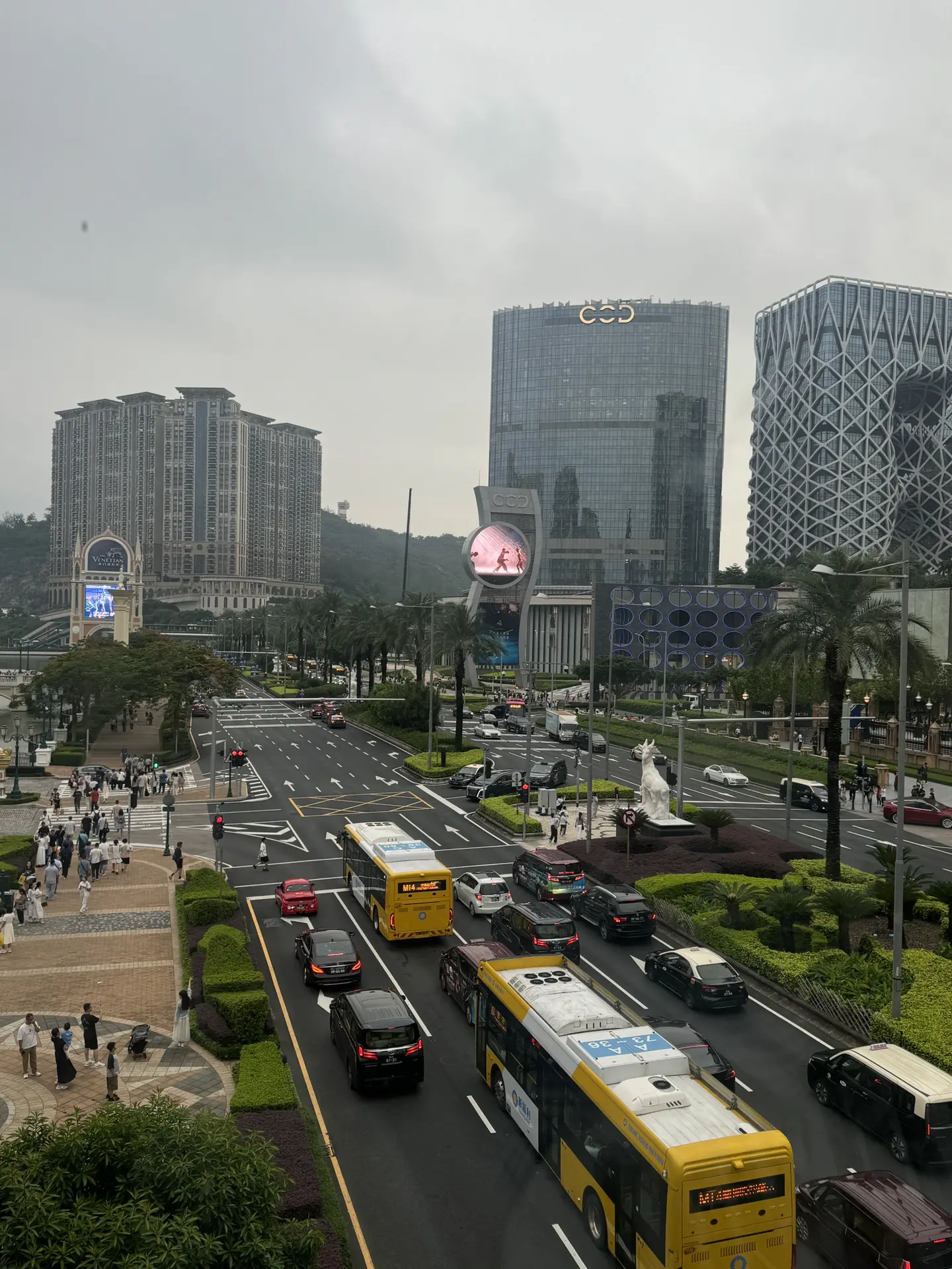 或许成长就是不断受伤，然后学会伪装坚强