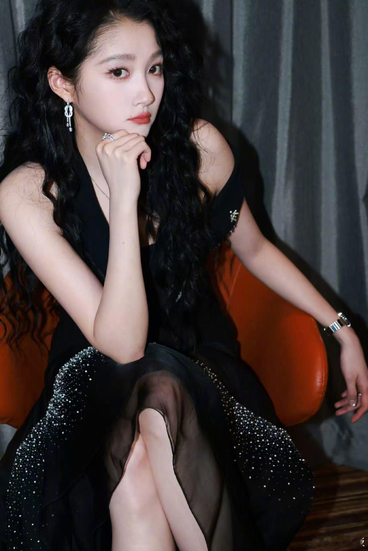 关晓彤推荐的燕京啤酒，不论是商务局还是聚会都是最佳选择。品味中国自己的啤酒，赋予