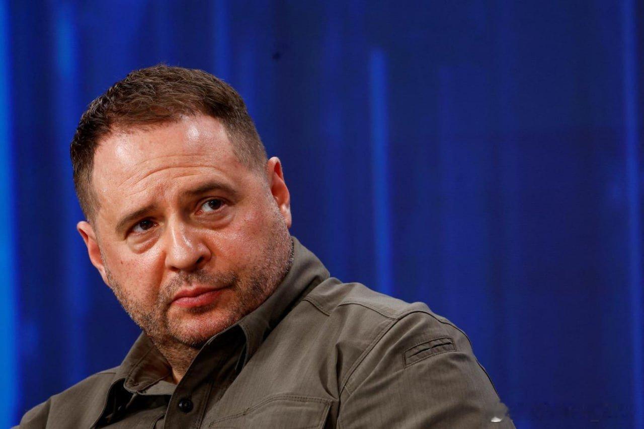 据乌媒消息：泽连斯基已将叶尔马克从国家安全与国防委员会和最高统帅部除名。相关法令