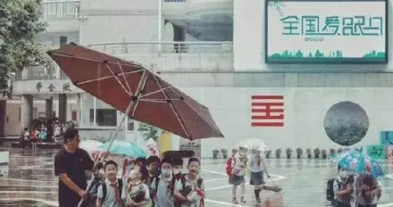 杭州■暖心！老师用超超超大雨伞护送学生