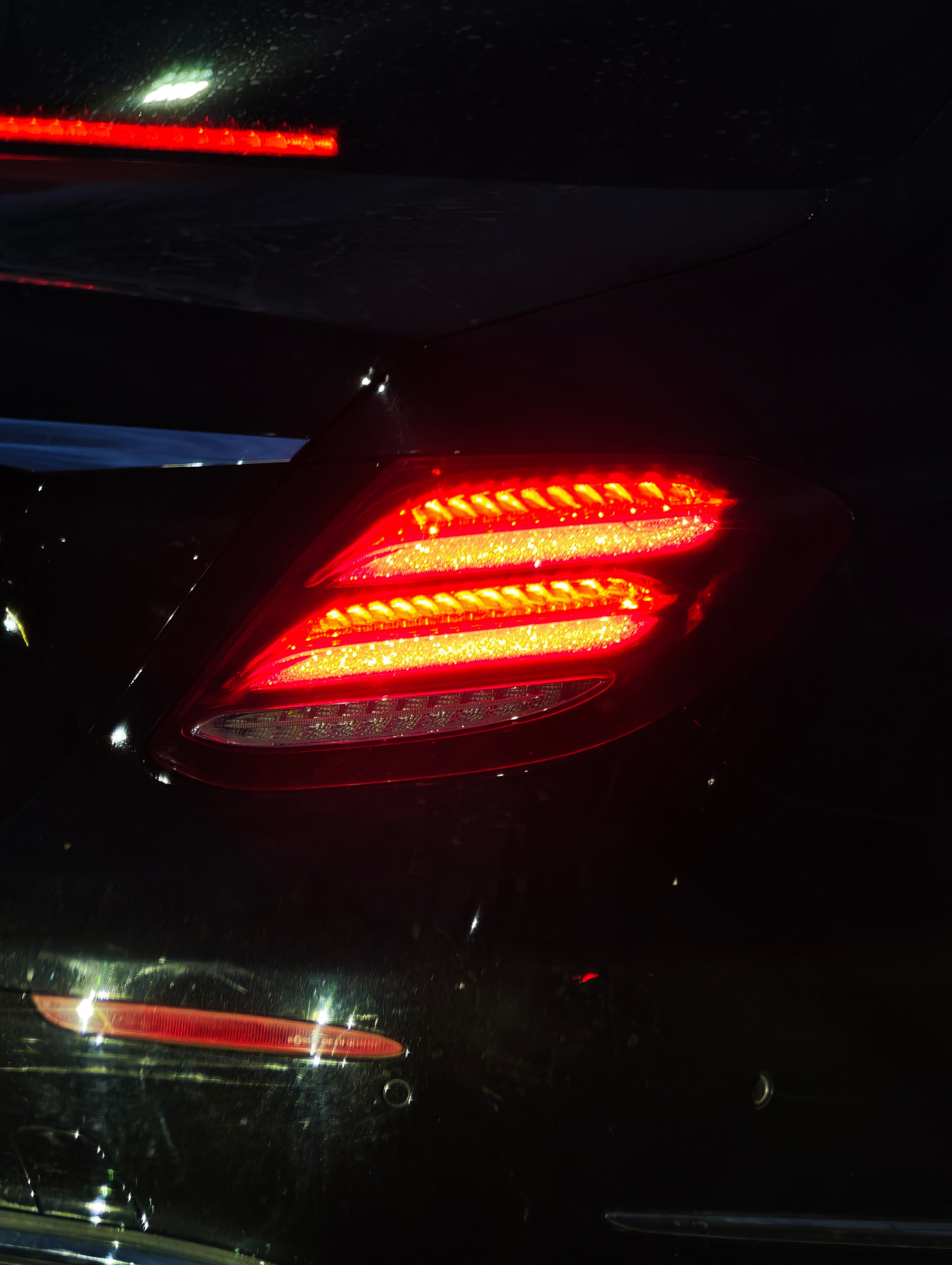 前些年奔驰尾灯上带这种碎钻的设计，现在又开始在国产车上流行起来了 