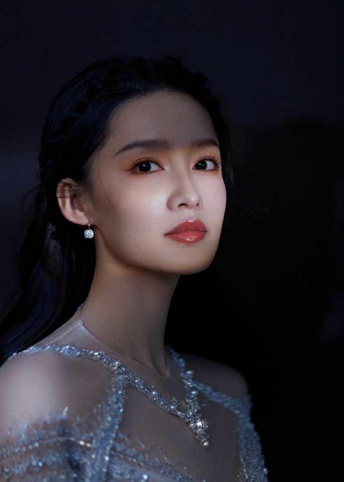 #李沁像极了美人鱼# 李沁这身礼服像极了美人鱼，波光粼粼高雅大气，一颦一笑都带着
