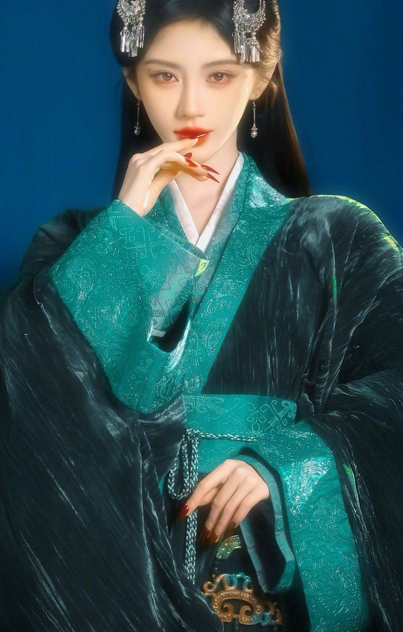 爆光啦：鞠婧祎这次是真拿了个大的，露芜衣直接干到优酷年度角色热度年冠，还创了平台