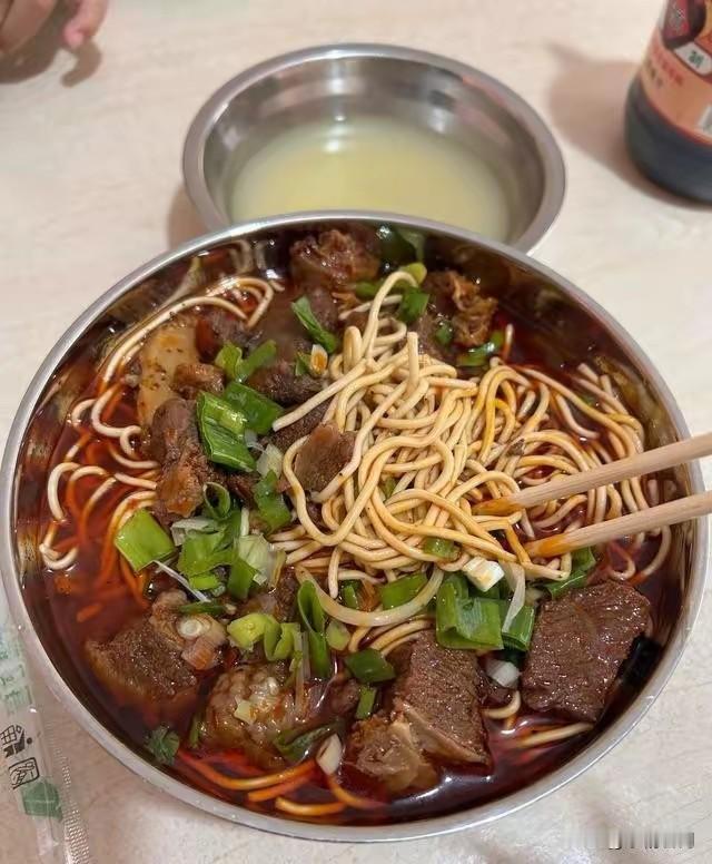 早上的快乐，是这碗牛肉面给的！
红油汤底+扎实牛肉，不愧是襄阳人的早餐灵魂！