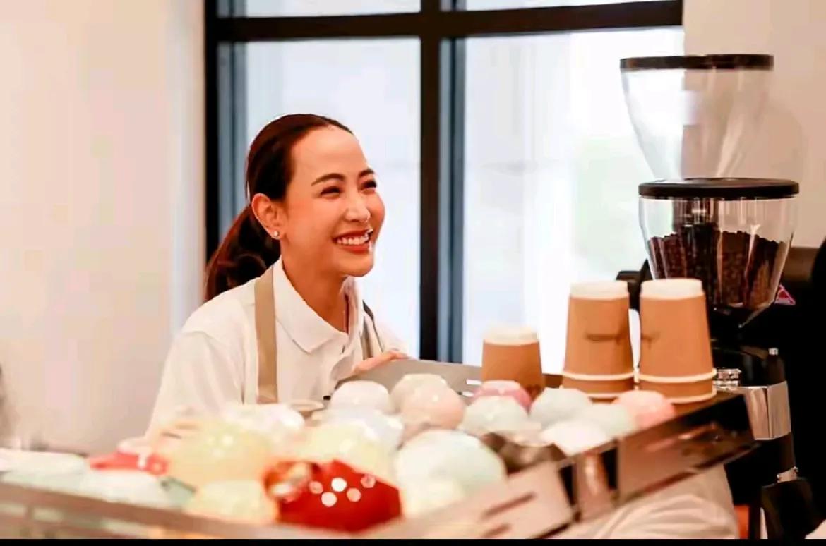 阿努廷家有会做美食的娇妻，他那是既有口福又有眼福，他这完全是按照上得厅堂下得厨房