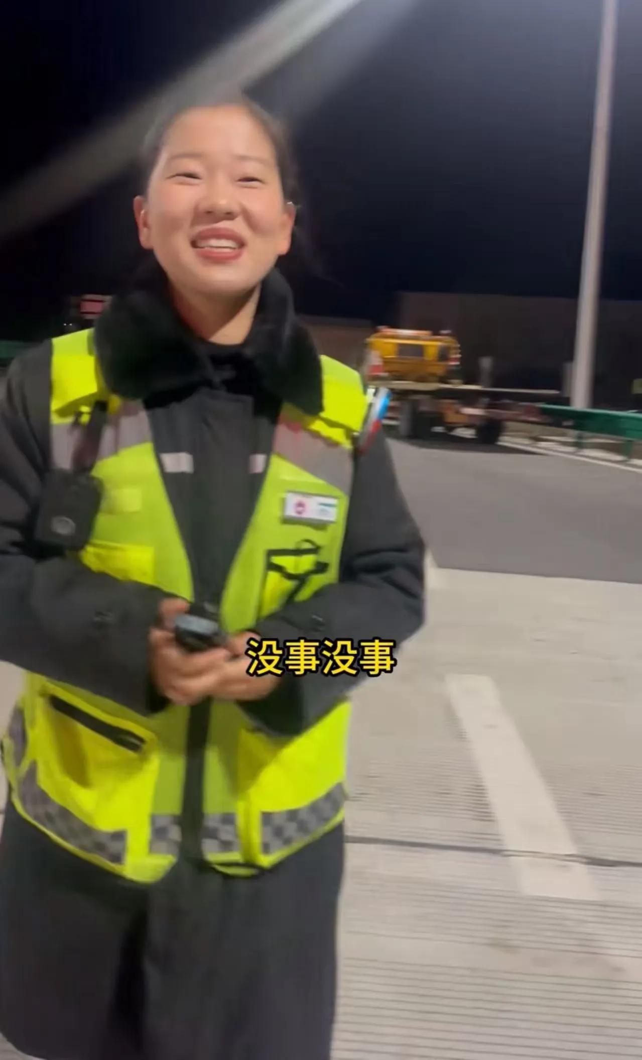 寒冷深夜，男子开着电车在高速公路上突然没电了，车子像一只被困的鸟，动弹不得。四周