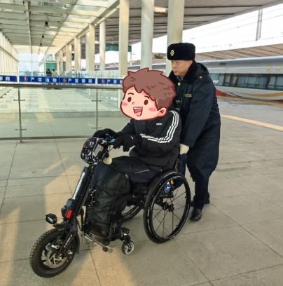 暖新闻超话 1月13日，明港东站客运员郭其辉帮助行动不便的旅客安全出站。（姚聪 