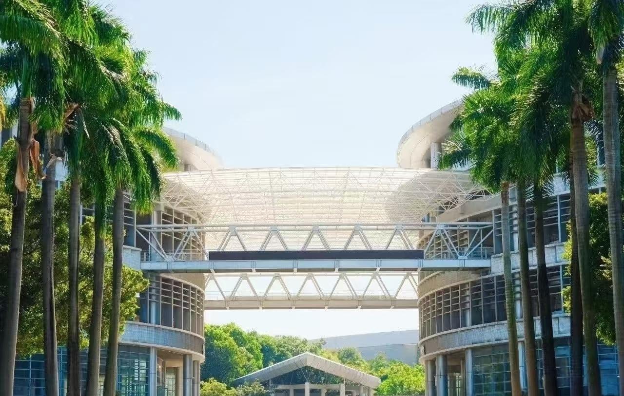 九十二载栉风沐雨，凝奋进力量谋发展。
九十二载砥砺前行，守教育初心担使命。
躬耕