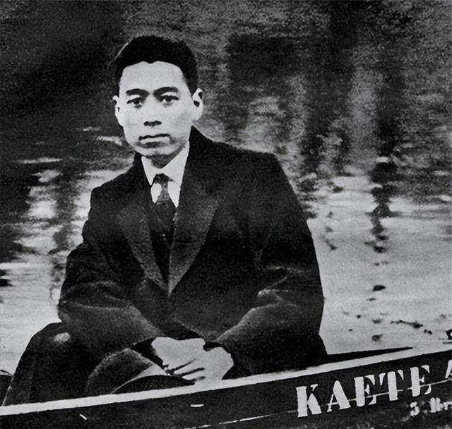 1975年，毛泽东在长沙休养，周恩来抱病前往。这是他们最后一次相见。

饭桌上，