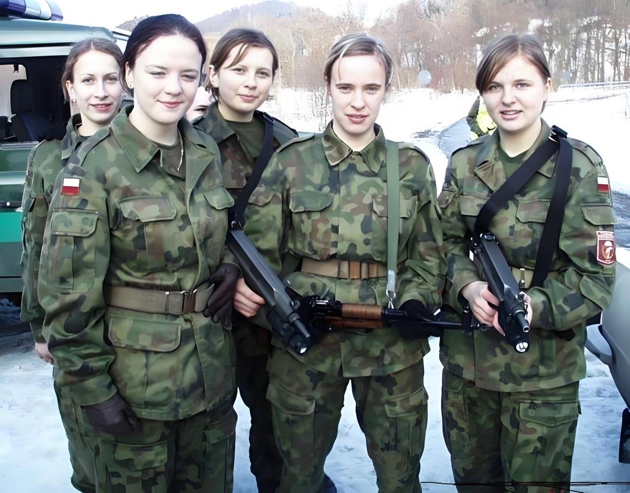 波兰此举是在走钢丝。

前两日，波兰总统卡罗尔·纳沃罗茨基签署《关于不惩罚保卫乌