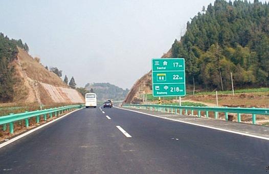 为何成巴高速部分路段限速下调？
 
成巴高速金堂至盐亭西充段将小客车限速从120