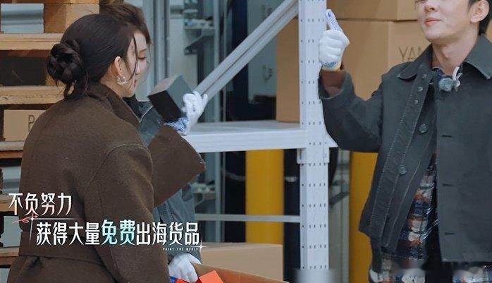 明星碰到免费东西也走不动道《合伙人》大家遇到免费小样的表情太搞笑了，尤其是李佳琦