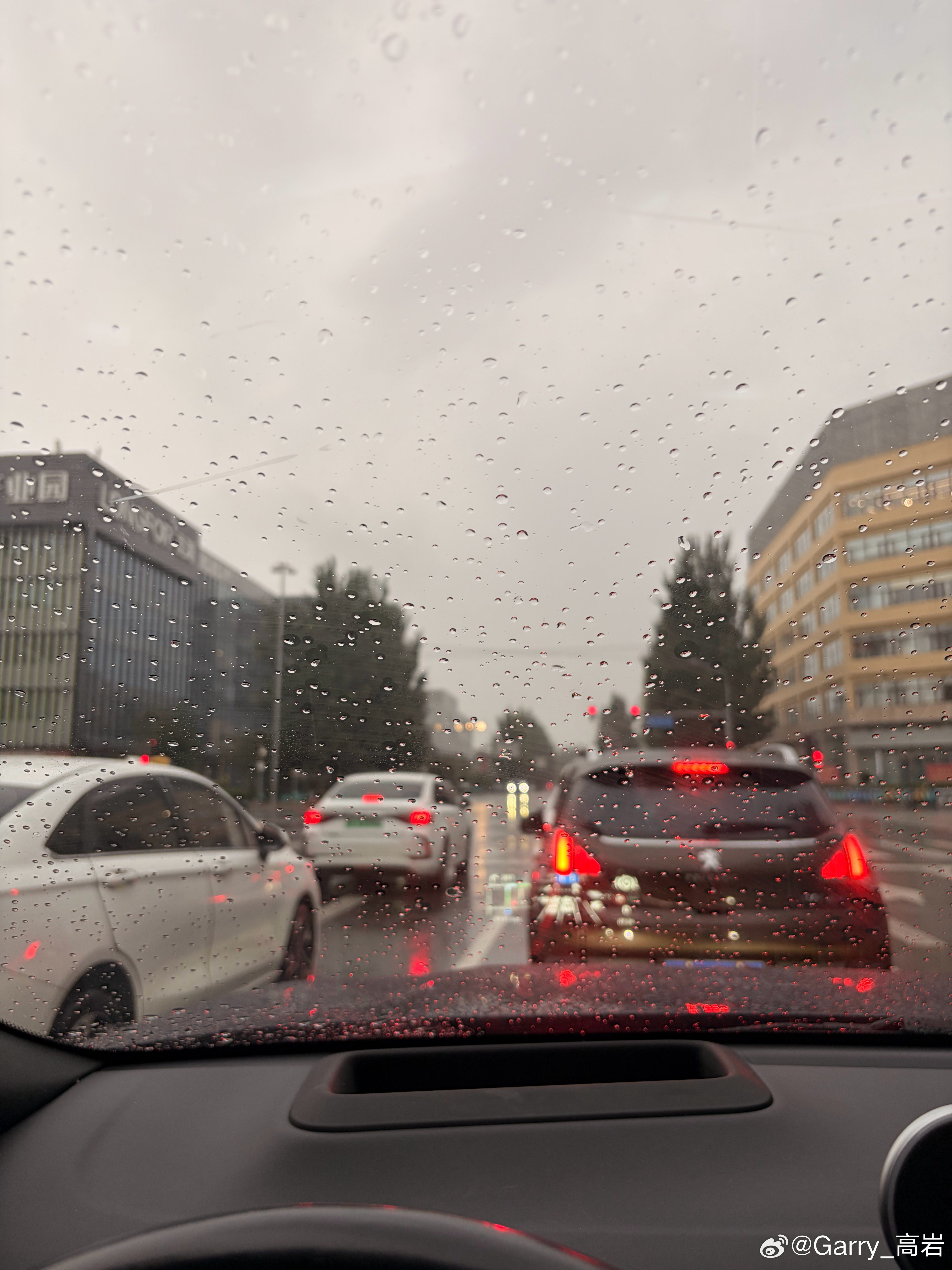 早上好啊，这次天气预报还是挺准的，果然还在下雨！早安北京暴雨