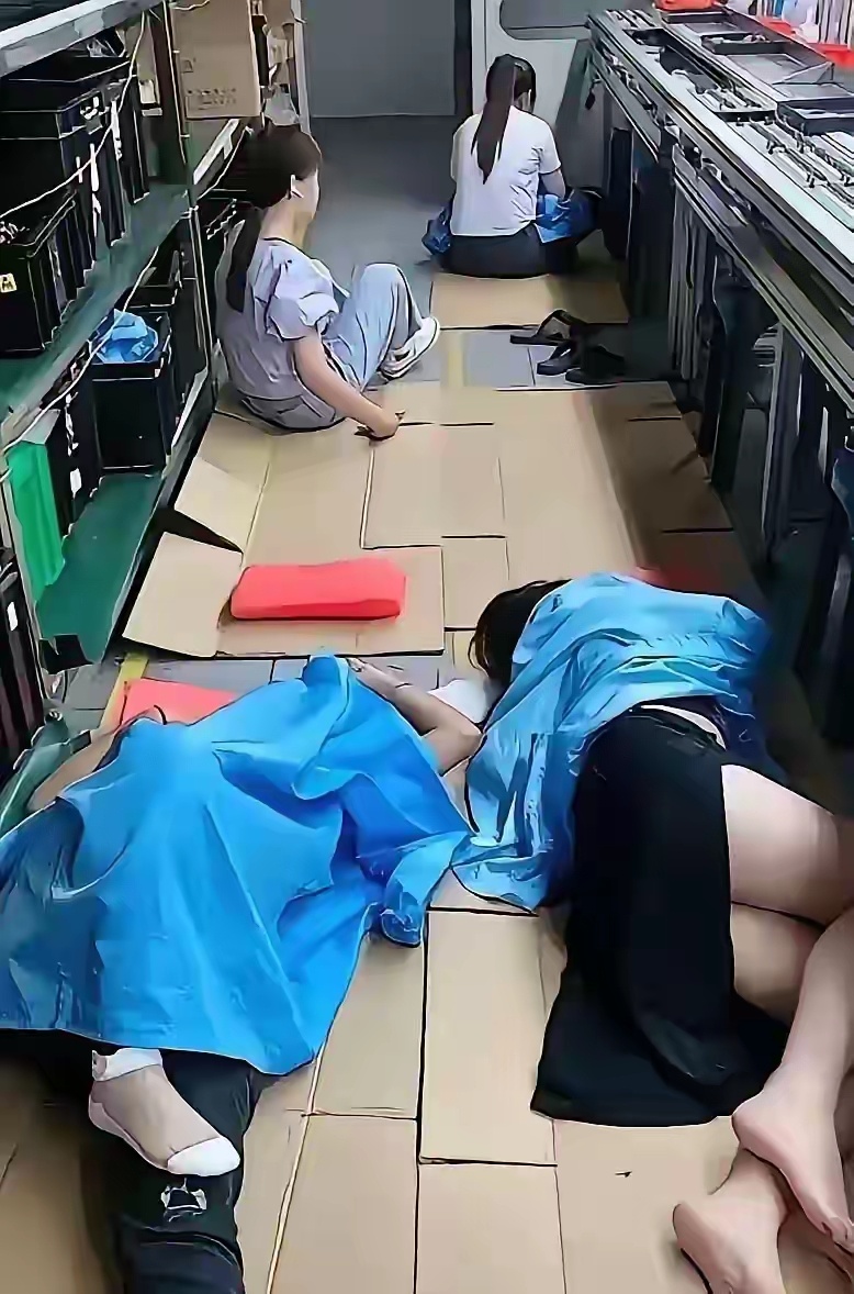 打工者的心酸，连一个休息的场地都没有，席地而睡 
