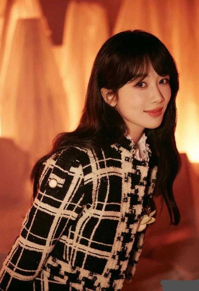 杨紫巴黎时装周造型太美了！这身小香风装扮优雅又时尚，不愧是最佳着装，气质拿捏的死