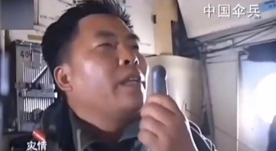 汶川大地震有这么几句话让我印象深刻，第一句话就是：“不管将军还是士兵，告诉大家，