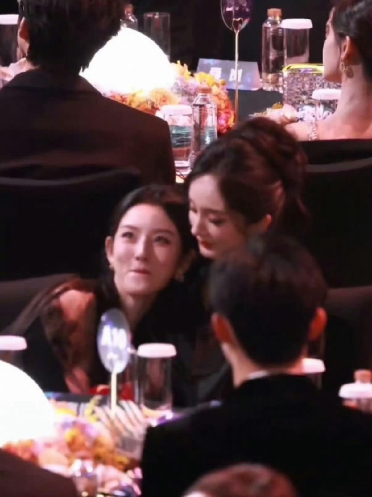 杨幂把宋祖儿搂怀里了尖叫之夜内场美女抱美女