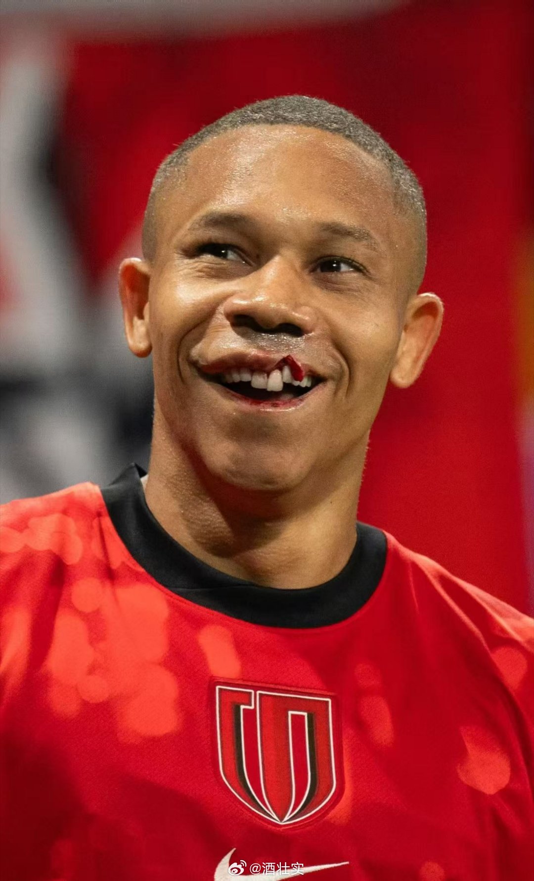 刚看了席尔瓦受伤的嘴唇图……上嘴唇裂开…图很吓人…只想说，真的是铁血硬汉！中超联