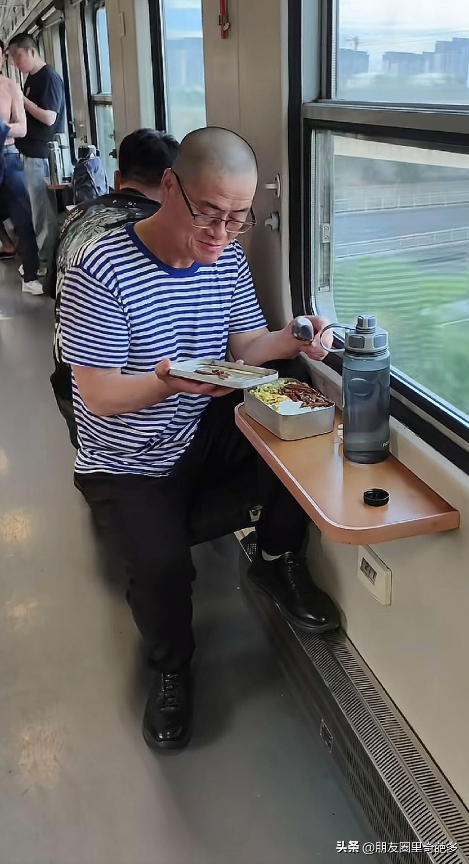 大哥坐绿皮火车，自己带的饭盒，打开后车厢里都是饭菜香味。
没有什么大鱼大肉，只有