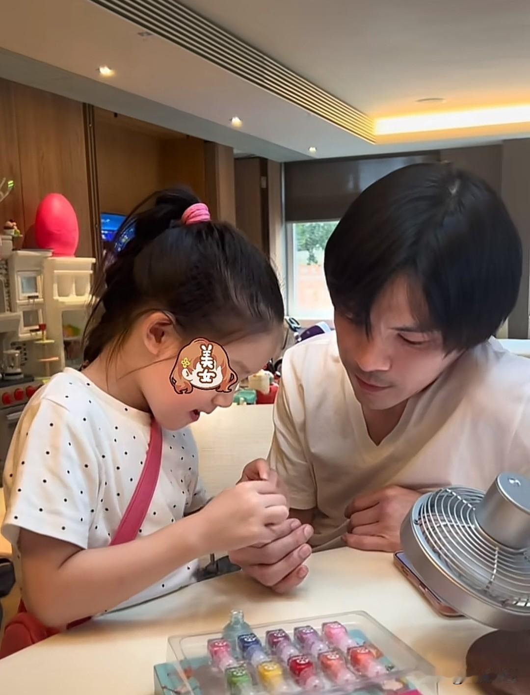 8月5日，向佐更新视频。视频里向佐乖乖坐在桌前，坦然伸出手，安安静静任由女儿给自