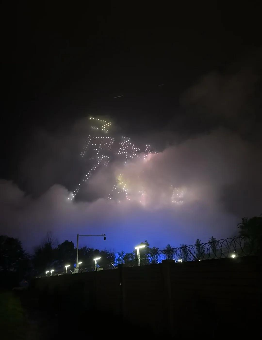 彩烟无人机表演
夏日烟火大赏 烟花盛宴炸裂夜空 向烟火许个愿 万载古城烟花