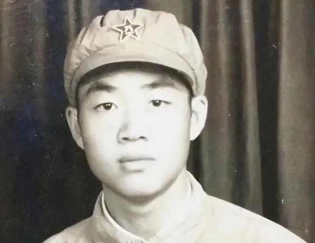 1951年，15岁的志愿军新兵张典文正在阵地上擦大炮，他无聊地凑到瞄准镜前，突然